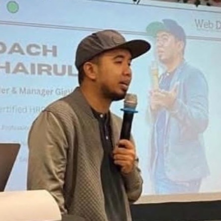 Coach Khairul sedang mengendalikan sesi latihan